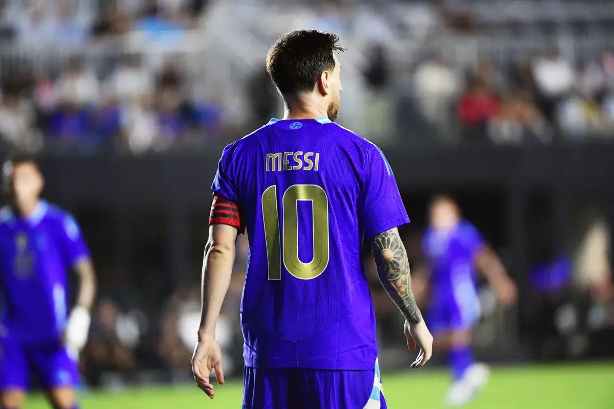 Messi, jeden z najlepszych piłkarzy Argentyny, w fioletowej koszulce z numerem 10.