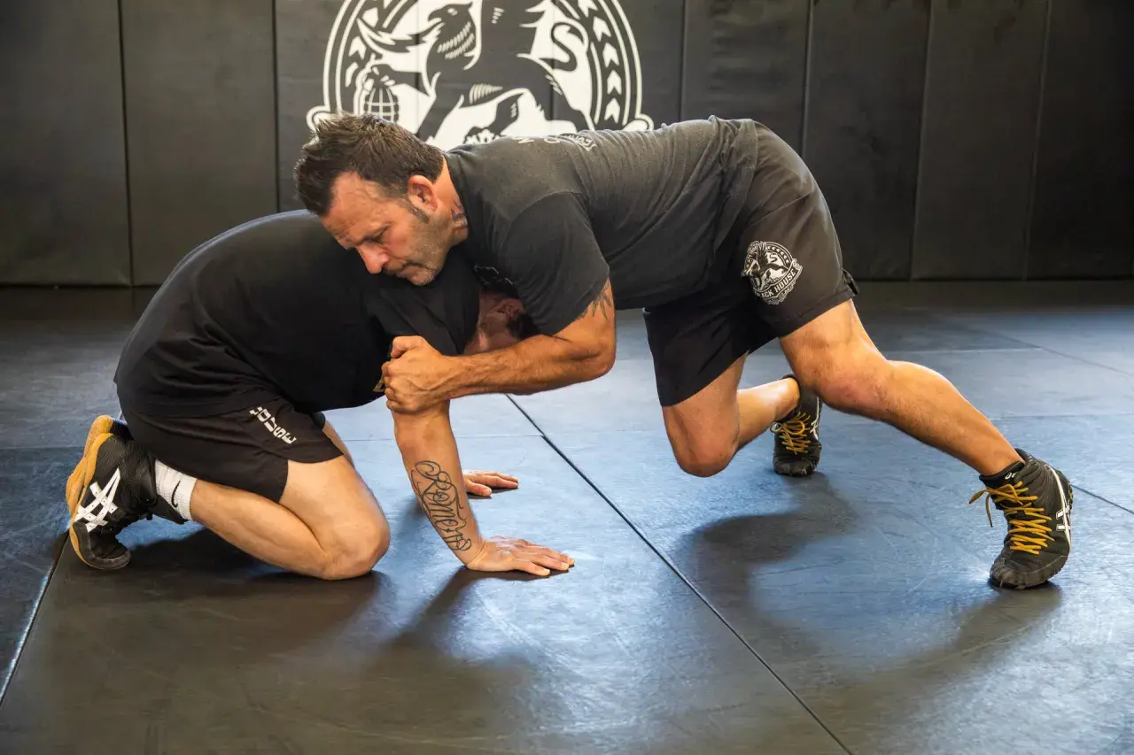 Trening MMA: zawodnik wykonuje technikę duszenia zza pleców, zwaną potocznie "gilotyną mma".
