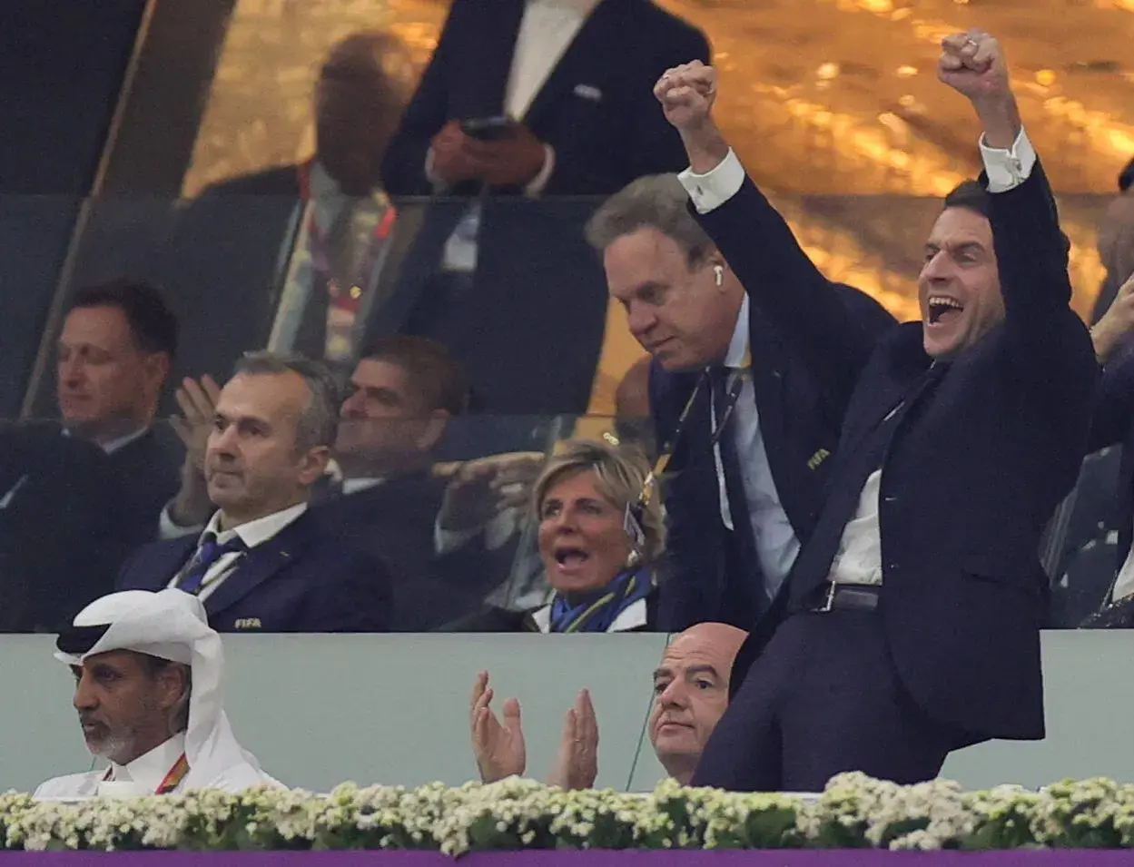 Prezydent Francji Emmanuel Macron świętuje zwycięstwo swojej drużyny nad Marokiem.