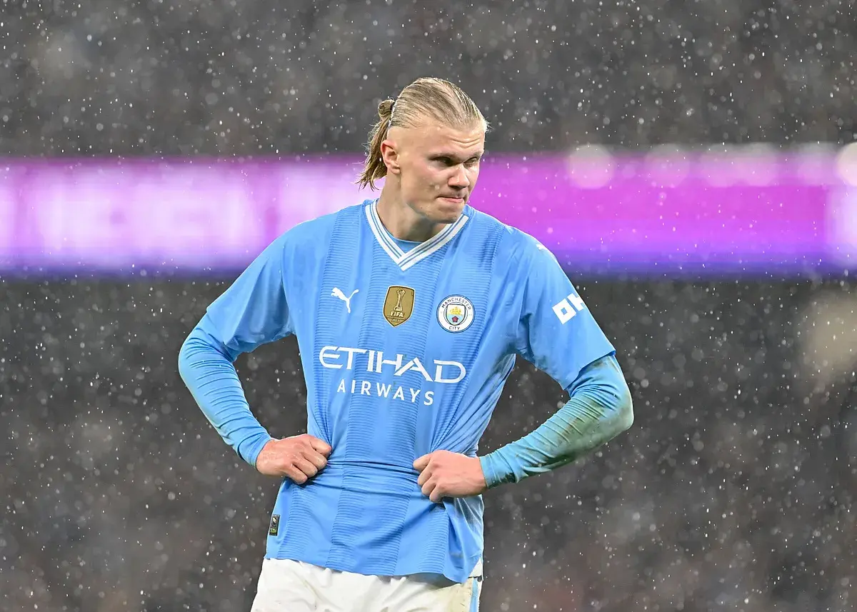 Piłkarz Erling Haaland, z jakiego kraju jest haaland? Norweg. Gra w błękitnej koszulce Manchesteru City.