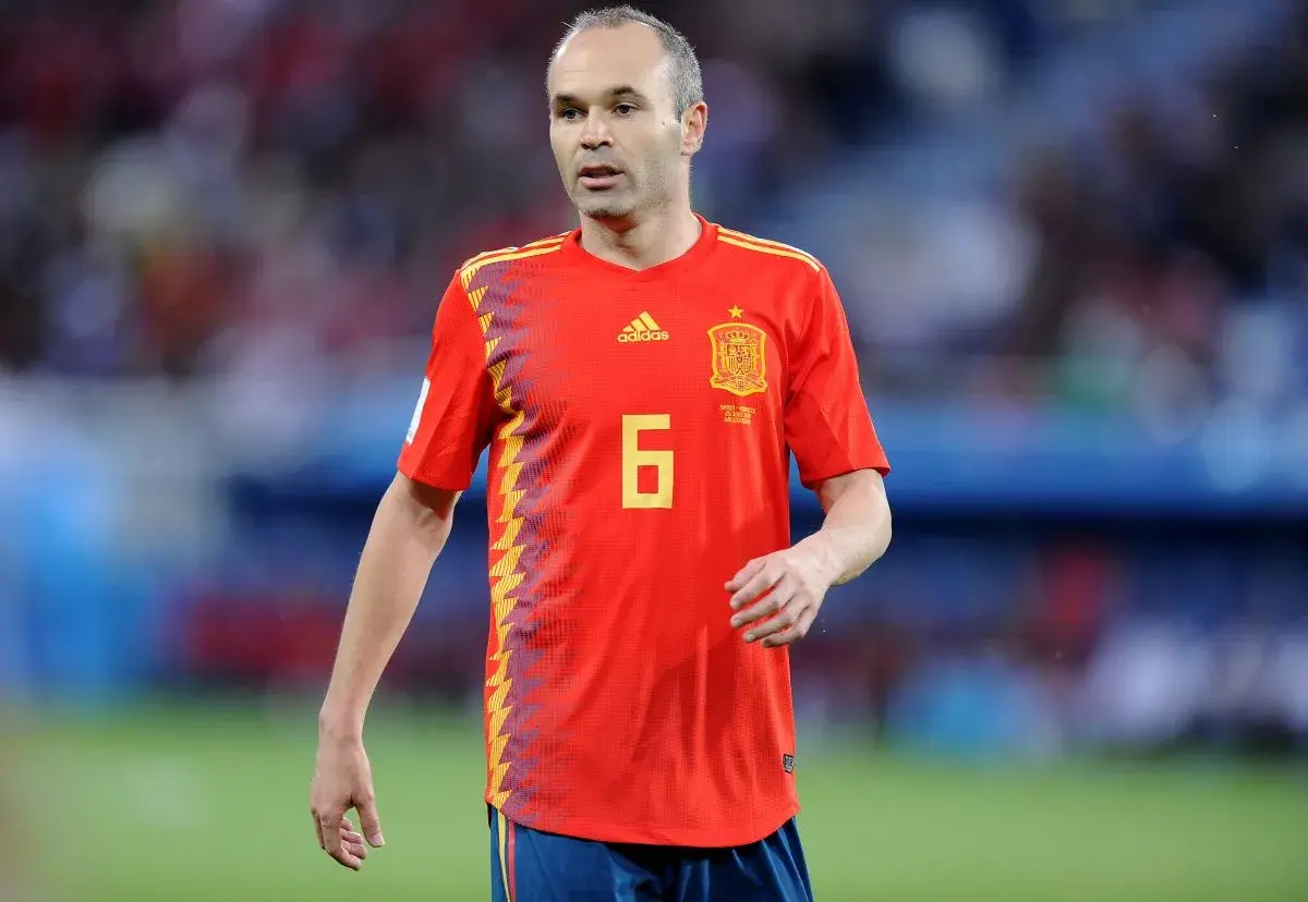 Piłkarze Hiszpanii: Andres Iniesta w czerwonej koszulce z numerem 6, gotowy do gry.