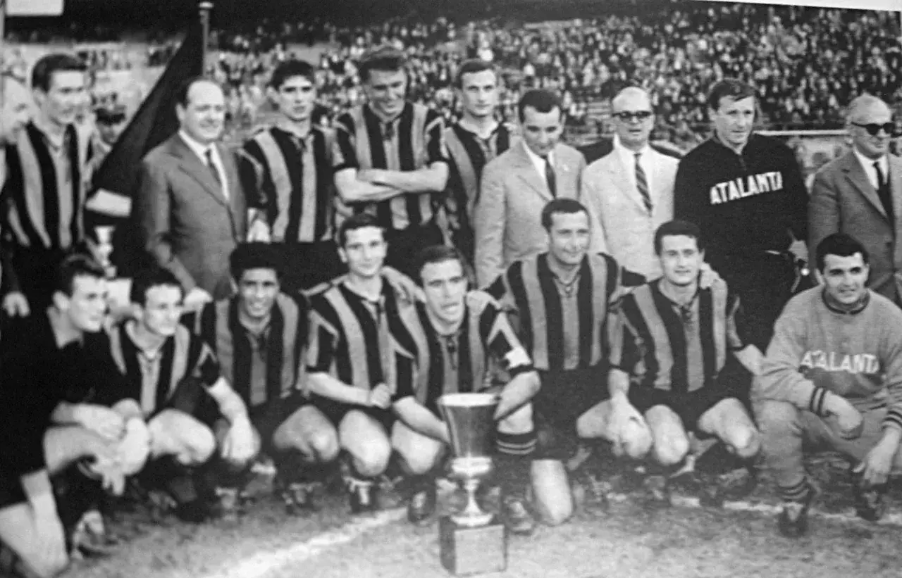 Drużyna włoskiego klubu piłkarskiego z Bergamo, Atalanta, pozuje do zdjęcia z pucharem.