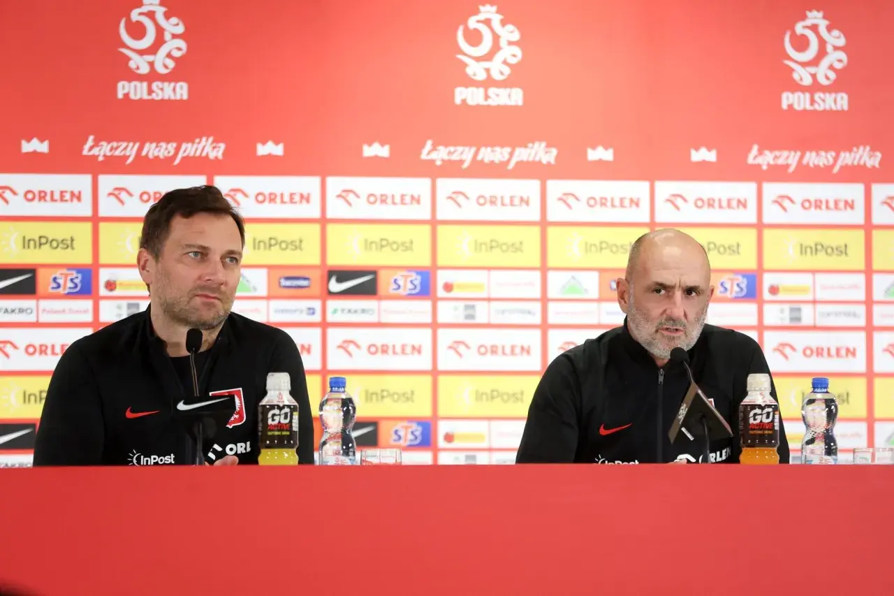 Michał Kwiatkowski, trener reprezentacji Polski w piłce nożnej, podczas konferencji prasowej PZPN.