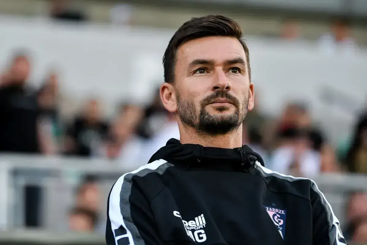 Trener Górnika Zabrze, wpatrzony w dal, być może analizuje najnowsze górnik zabrze plotki transferowe.