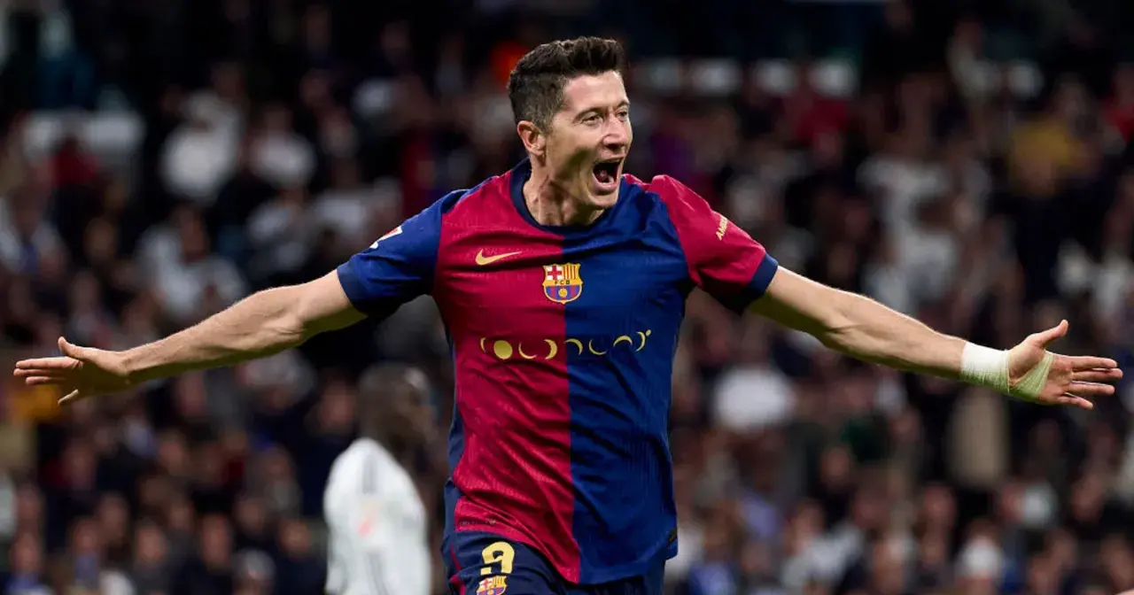 Robert Lewandowski w barwach Barcelony, z otwartymi ramionami, świętuje bramkę. Więcej informacji o jego karierze znajdziesz tutaj.