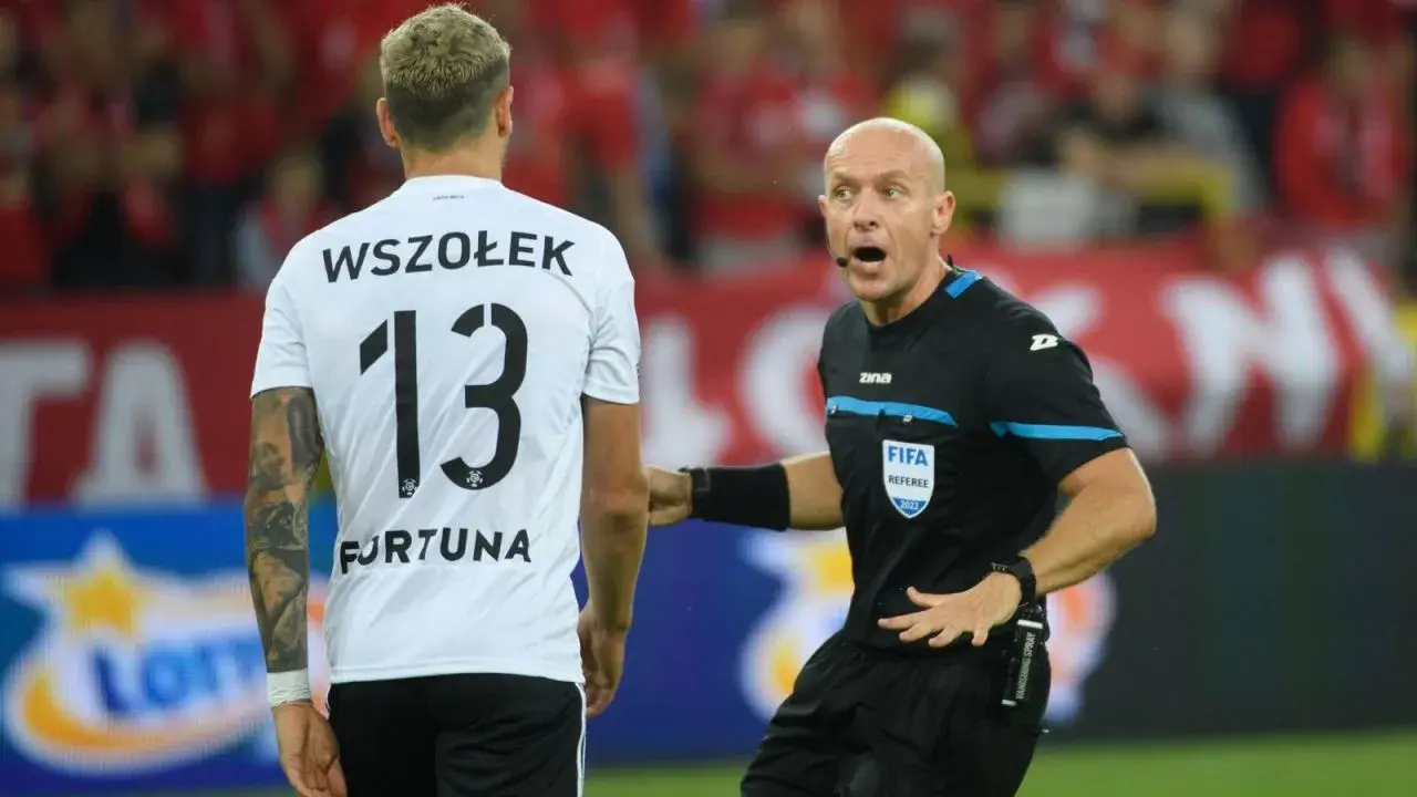 Ile zarabia sędzia piłkarski w ekstraklasie? Zaskakujące kwoty!