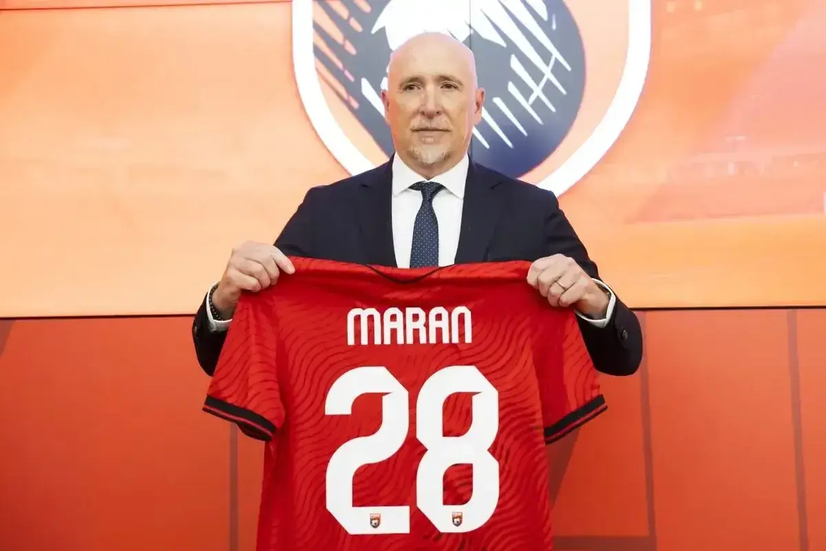 Trener Albanii, Sylvinho, prezentuje koszulkę z numerem 28.