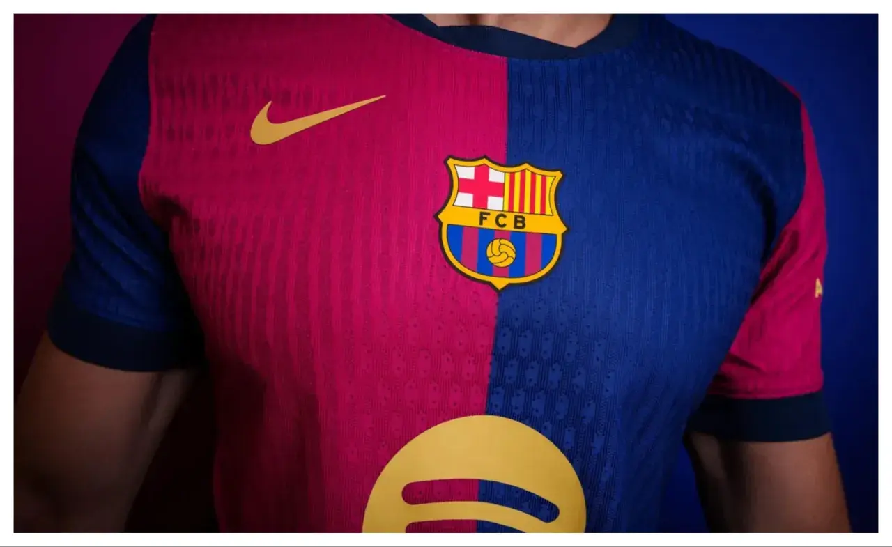 Koszulka FC Barcelona z herbem klubu i logo Spotify, głównego sponsora Barcelony.