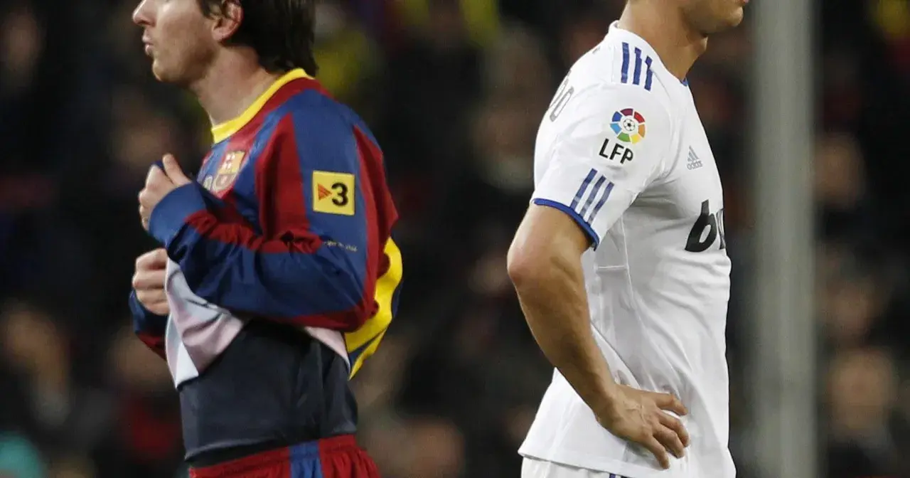 Dwóch najbardziej znanych piłkarzy na świecie, Messi w barwach Barcelony i Ronaldo w Realu Madryt, stoją obok siebie.