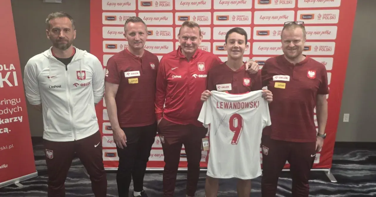 Piłkarze z polskimi korzeniami pozują z koszulką Lewandowskiego.