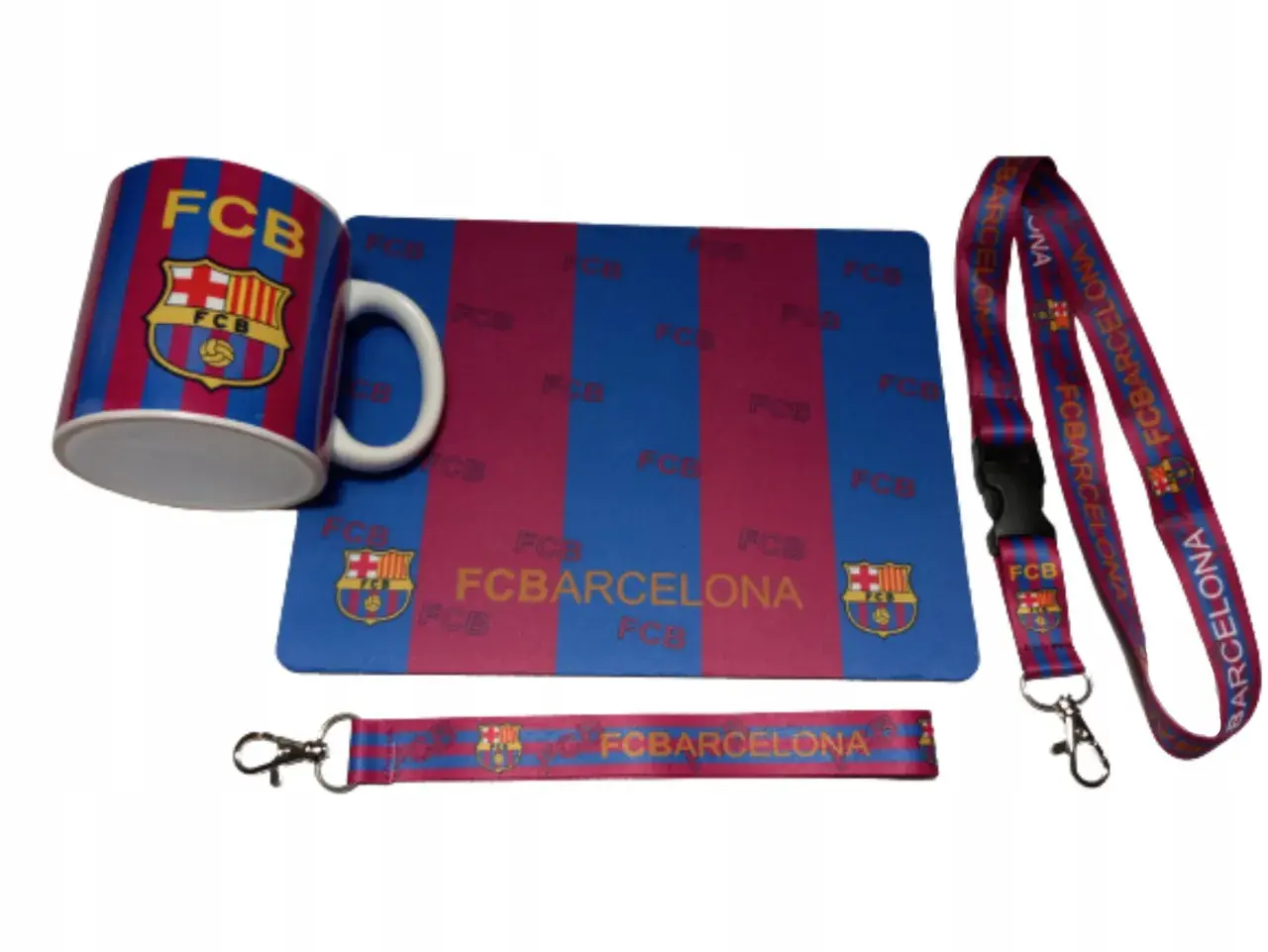 Kubek, podkładka i smycze z logo FC Barcelona. Wszystkie przedmioty ozdobione są klubowymi barwami i herbem, dostarczając fanom najnowsze fc barcelona informacje.