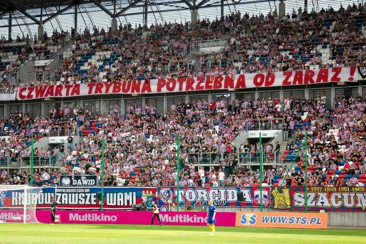 Tysiące kibiców Górnika Zabrze na trybunach, transparent "Czwarta trybuna potrzebna od zaraz!".