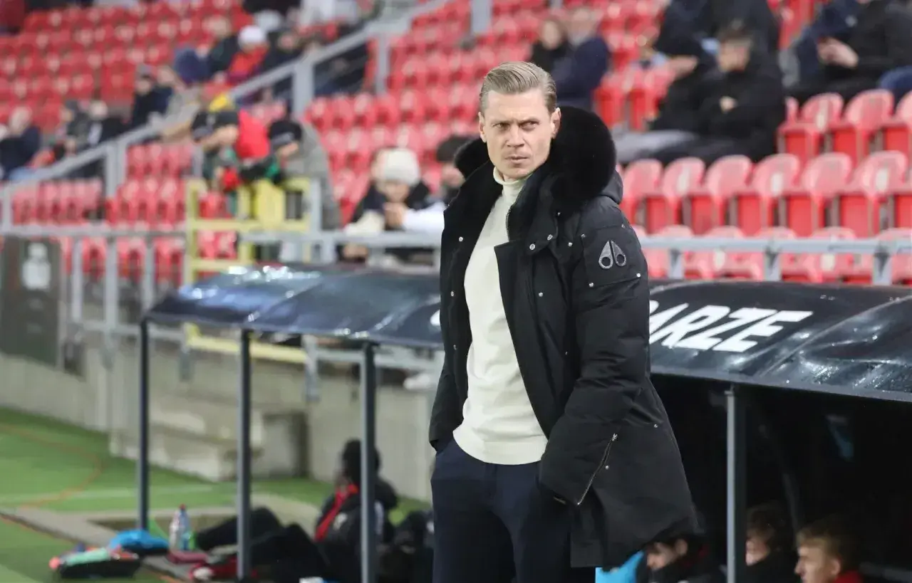 Trener GKS Tychy w zimowej kurtce, z uwagą obserwuje boisko. Czy to zapowiedź nowych gks tychy transfery?