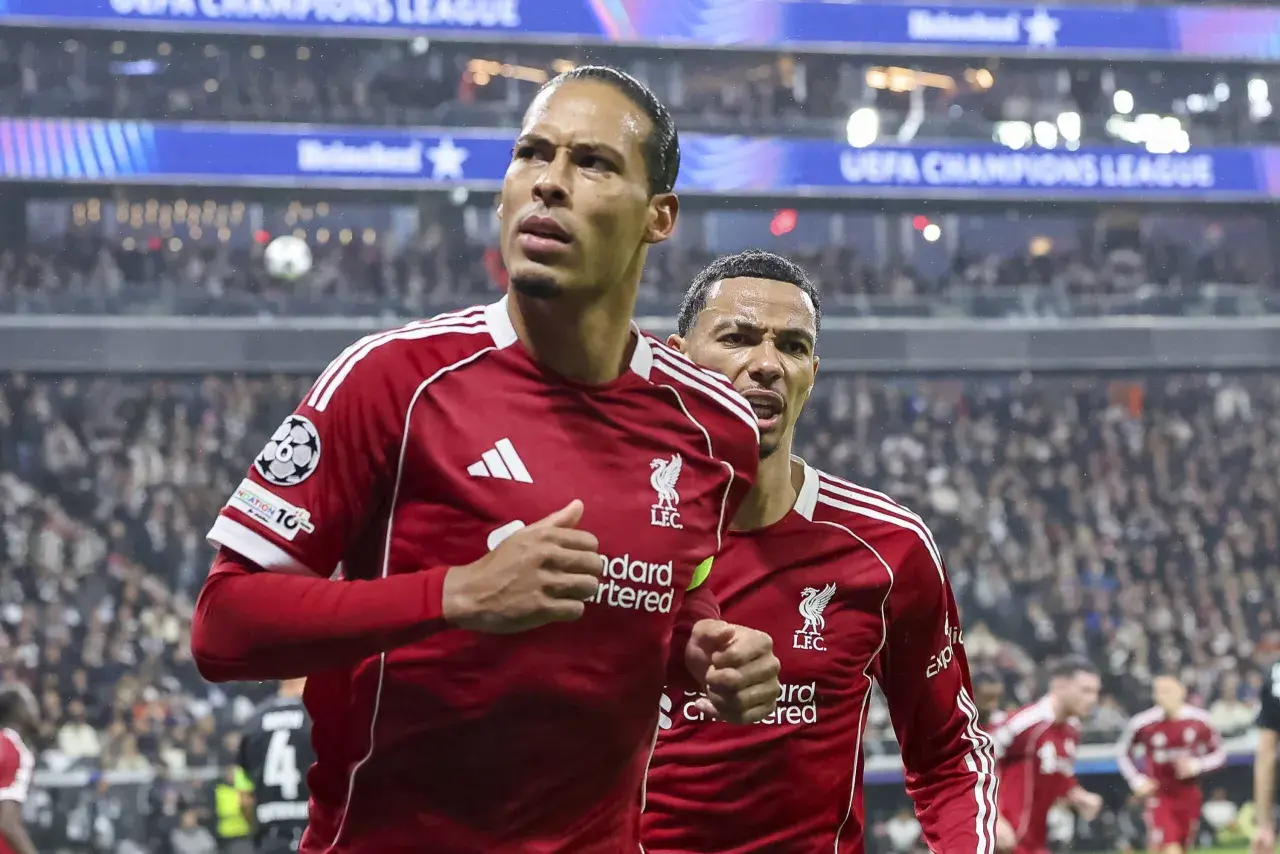 Virgil van Dijk w barwach Liverpoolu, jego obecne drużyny, świętuje bramkę w Lidze Mistrzów.