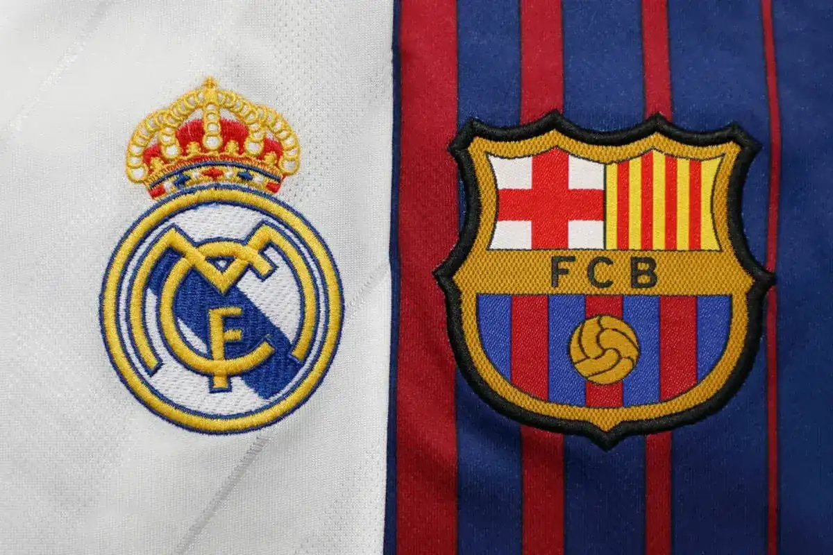 Herb Realu Madryt i FC Barcelony na koszulkach. Kto jest lepszy Barcelona czy Real Madryt? Odwieczna rywalizacja.