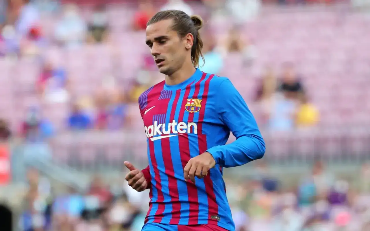 Piłkarz FC Barcelony w czerwono-niebieskim stroju, z włosami związanymi w kucyk, na boisku. To może być jego ostatni mecz przed deadline day.