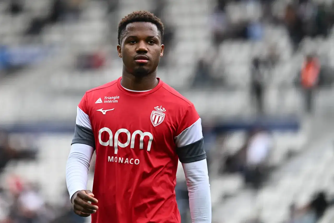 Piłkarz AS Monaco, Fati Ansu, w czerwonej koszulce z białymi rękawami i logo klubu.