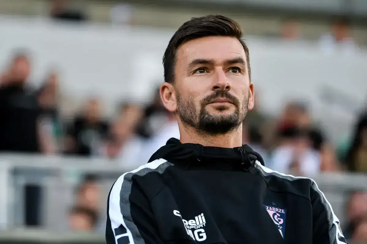 Trener Górnika Zabrze, wpatrzony w dal, być może analizuje najnowsze górnik zabrze plotki transferowe.