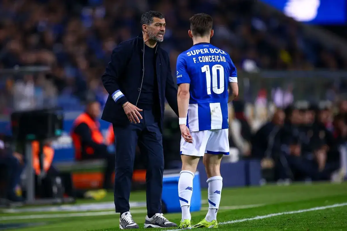Trener Sérgio Conceição udziela wskazówek zawodnikowi z numerem 10 na koszulce FC Porto.