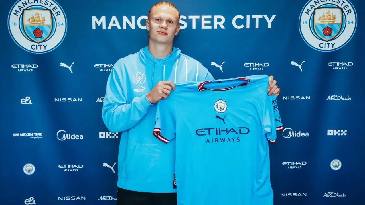 Erling Haaland prezentuje koszulkę Manchesteru City po swoim transferze.