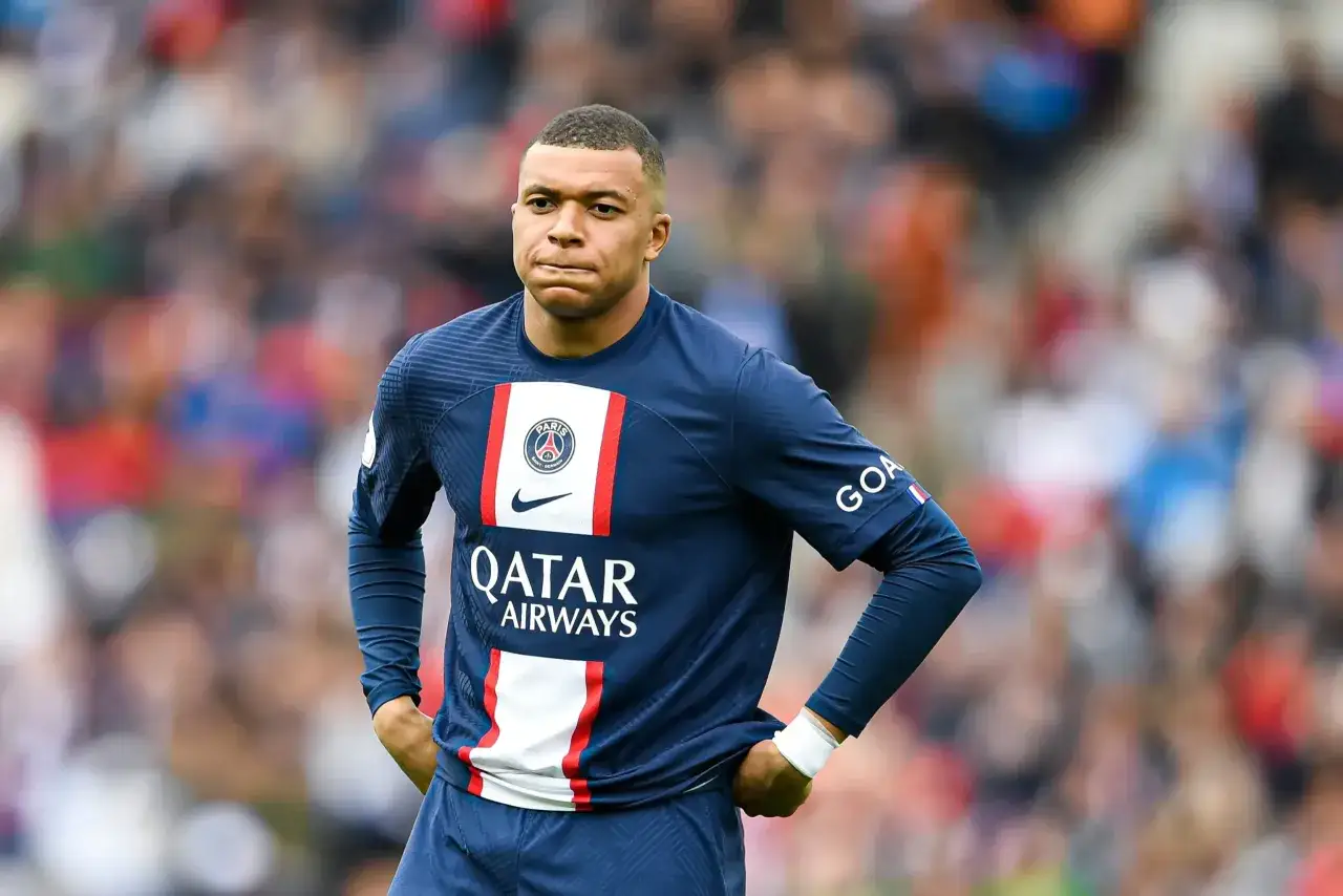 Zdjęcie Ile zarabia Kylian Mbappe miesięcznie? Zaskakujące fakty o jego dochodach