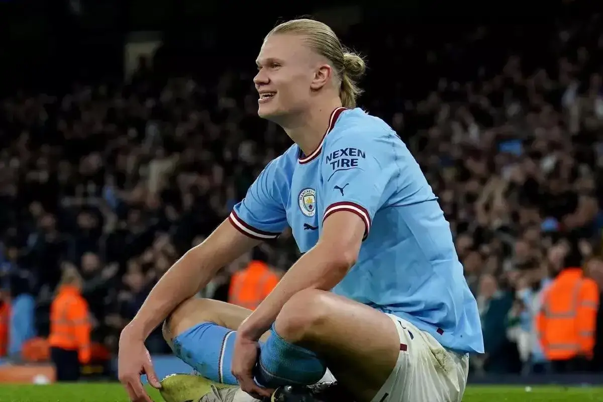 Uśmiechnięty Erling Haaland w błękitnej koszulce Manchesteru City. Jego daty dołączenia do klubu są już historią, a on sam tworzy nową.