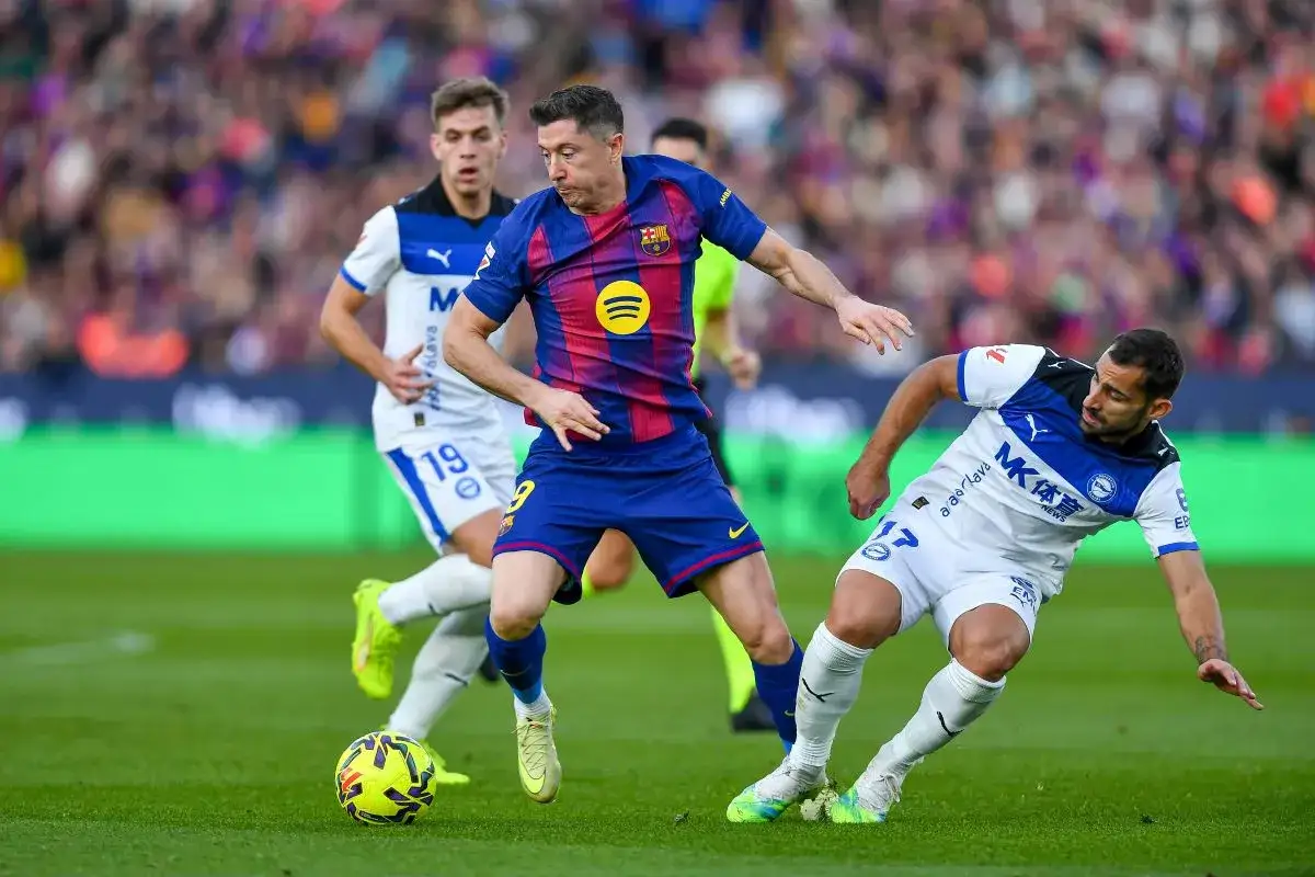 Robert Lewandowski w akcji podczas meczu La Liga. Polacy w La Liga pokazują klasę!
