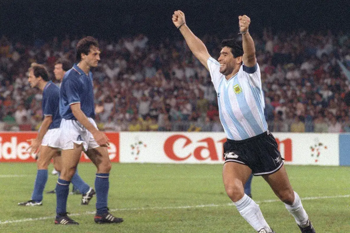 Diego Maradona świętuje bramkę, choć pytanie czy Diego Maradona żyje, jest już przeszłością.