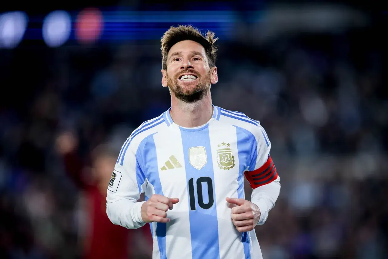 Lionel Messi, jeden z najbardziej znanych piłkarzy na świecie, w koszulce Argentyny z numerem 10.
