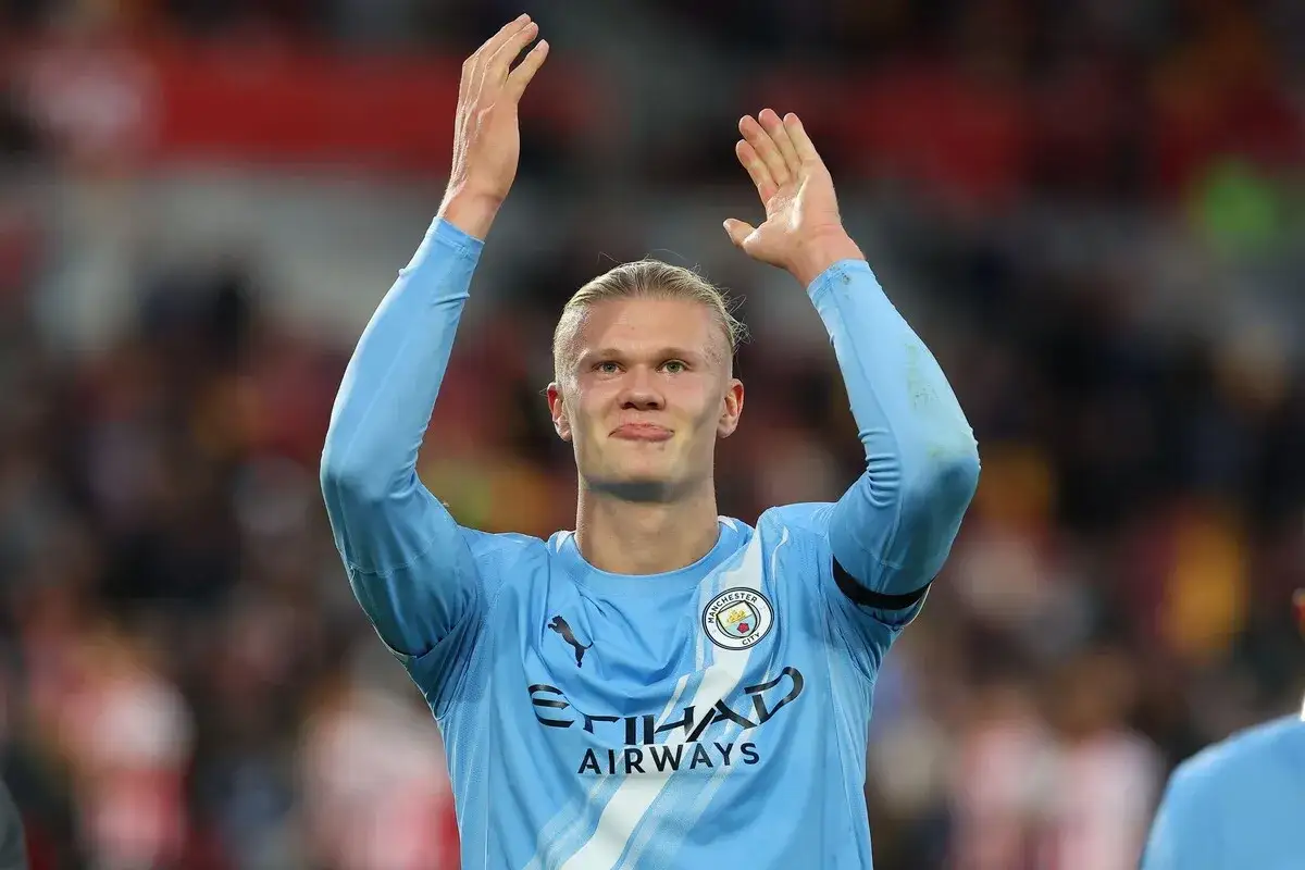 Erling Haaland, po głośnym haaland transfer, pozdrawia kibiców w błękitnej koszulce Manchesteru City.