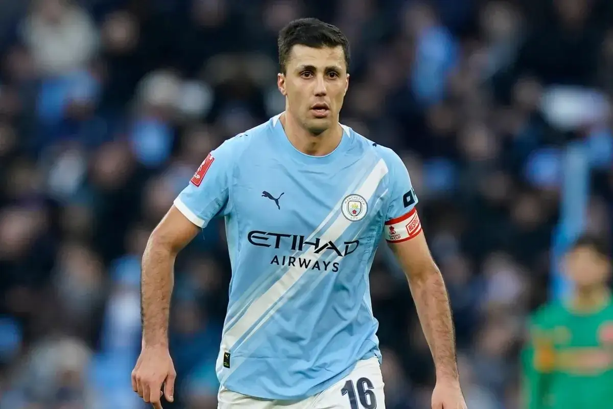 Piłkarz Manchesteru City w jasnoniebieskiej koszulce z numerem 16. Jego obecność na boisku budzi nadzieję na udane manchester city transfery.