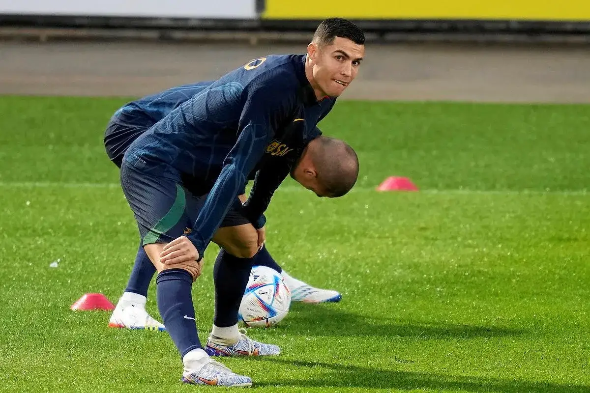 Cristiano Ronaldo podczas rozgrzewki, zmagając się z bólem po kontuzji.