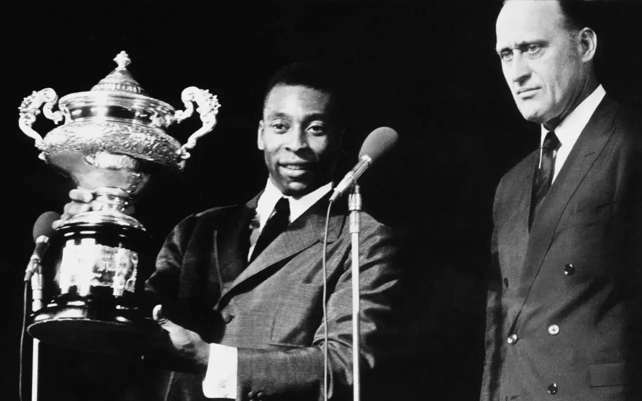 Król futbolu, Pelé, z pucharem. Jego niesamowite pelé statystyki mówią same za siebie.