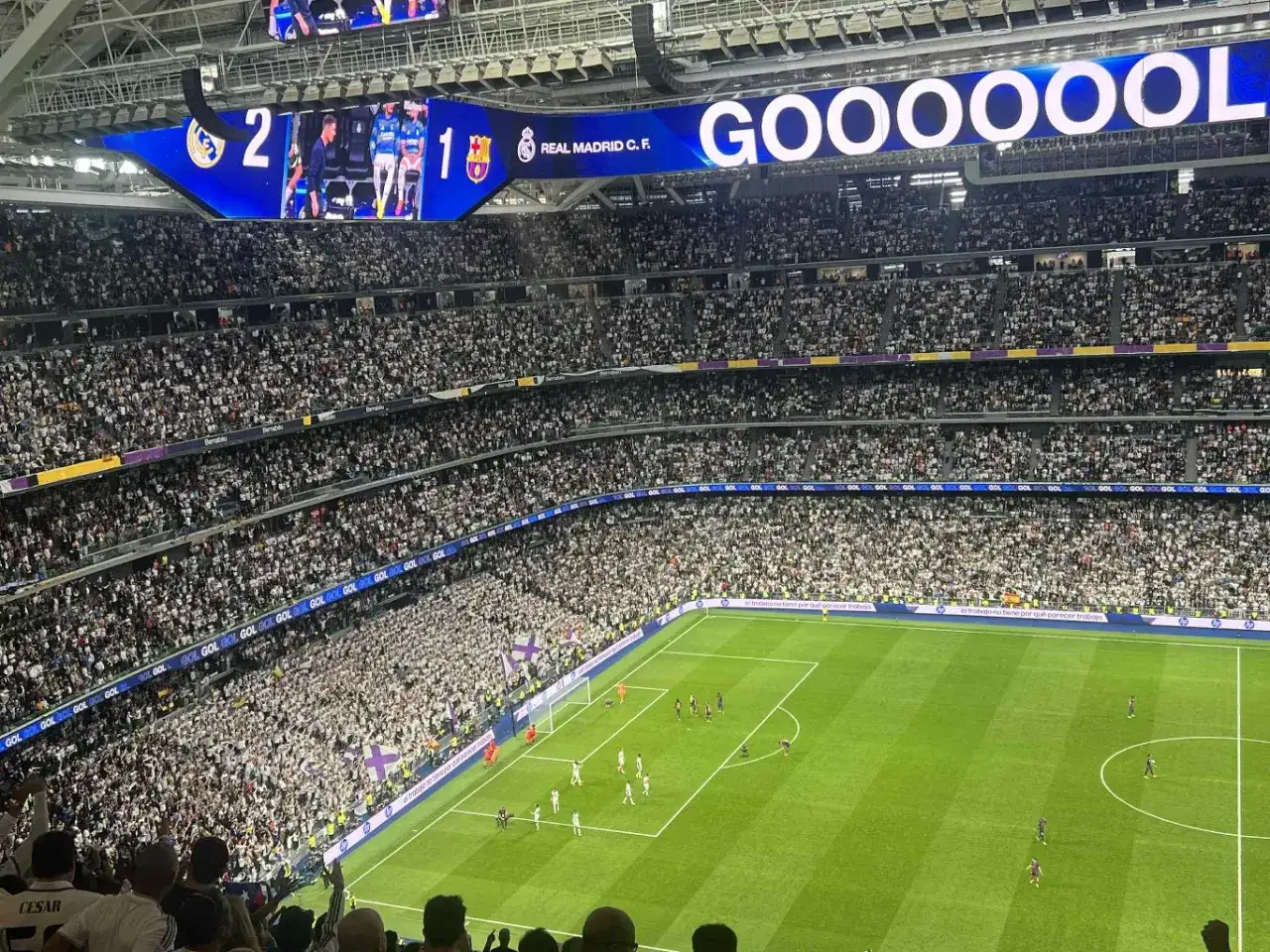 Stadion Realu Madryt świętuje bramkę. Wynik 2:1. Kto jest lepszy, Barcelona czy Real Madryt? Dziś wygrywa Królewskich!