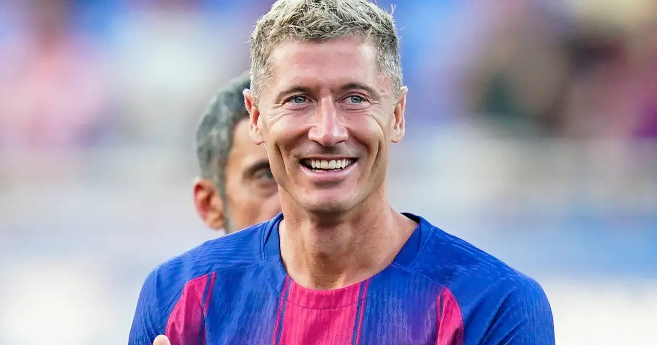 Uśmiechnięty Robert Lewandowski w niebiesko-różowej koszulce. Najnowsze informacje o piłkarzu.