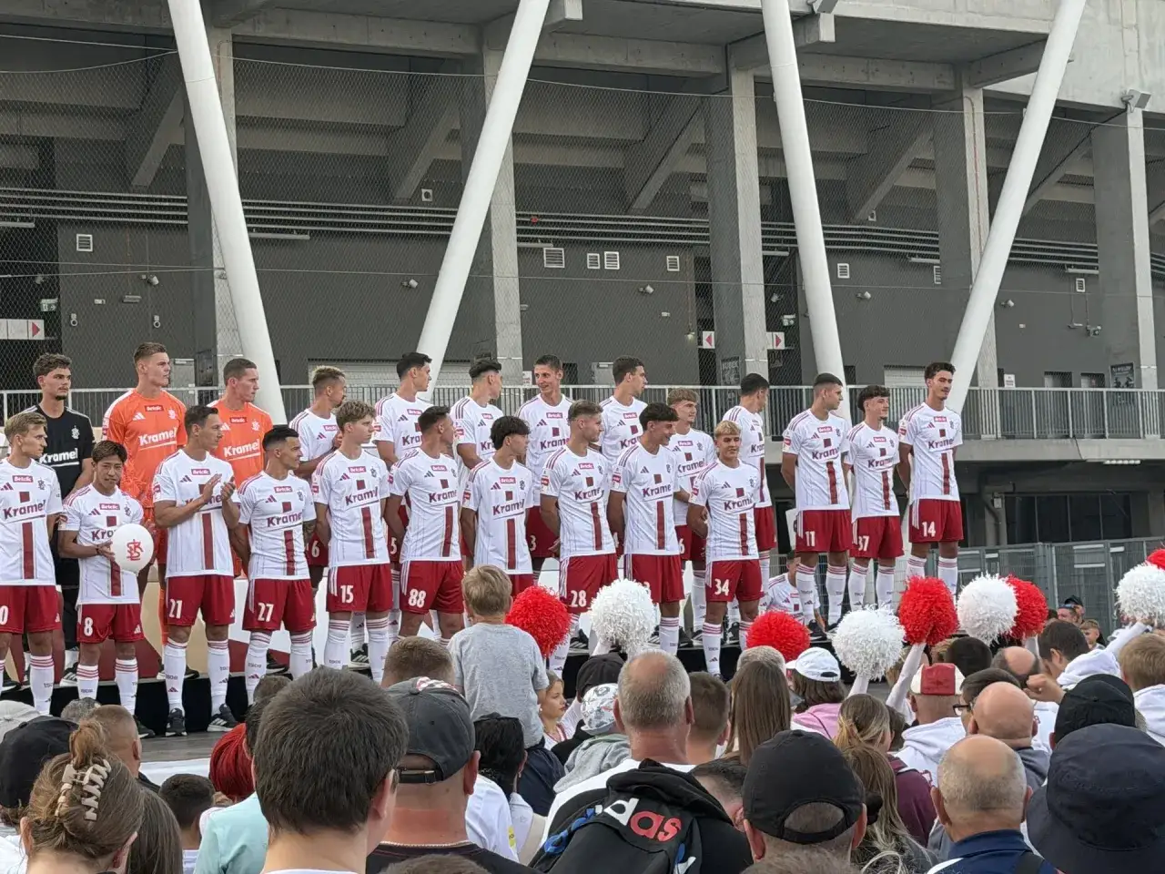 Piłkarze ŁKS Łódź prezentują się przed kibicami. Nowe łks łódź transfery budzą nadzieję na udany sezon.