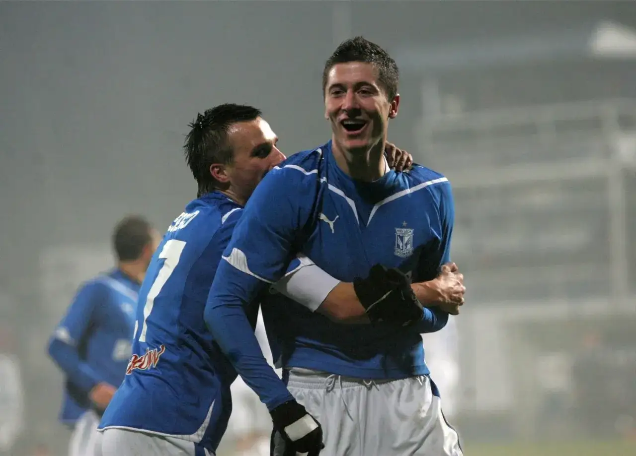 Robert Lewandowski w barwach Lecha Poznań, świętujący gola. W tle inny zawodnik, który też grał przeciwko Legii Warszawa.