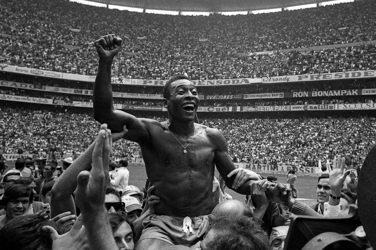 Radość na twarzy króla futbolu! Czy Pele żyje? Tak, żyje w sercach kibiców, którzy niosą go na rękach po zwycięstwie.