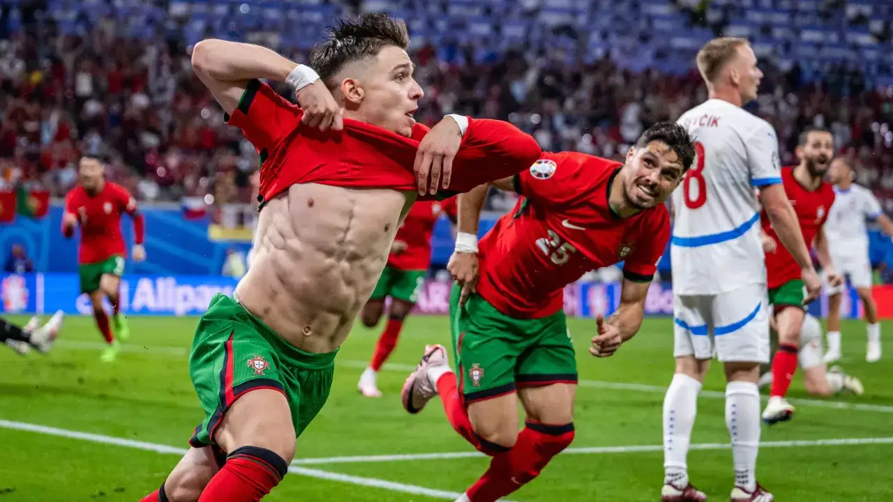 Piłkarz Gonçalo Ramos z Portugalii świętuje bramkę, zdejmując koszulkę i pokazując wyrzeźbiony brzuch.