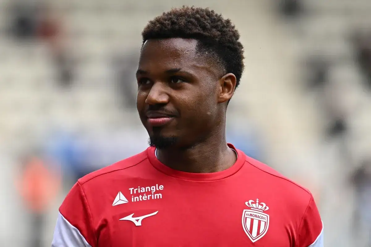 Młody piłkarz Fati Ansu w czerwonej koszulce AS Monaco, z logo klubu i napisem 