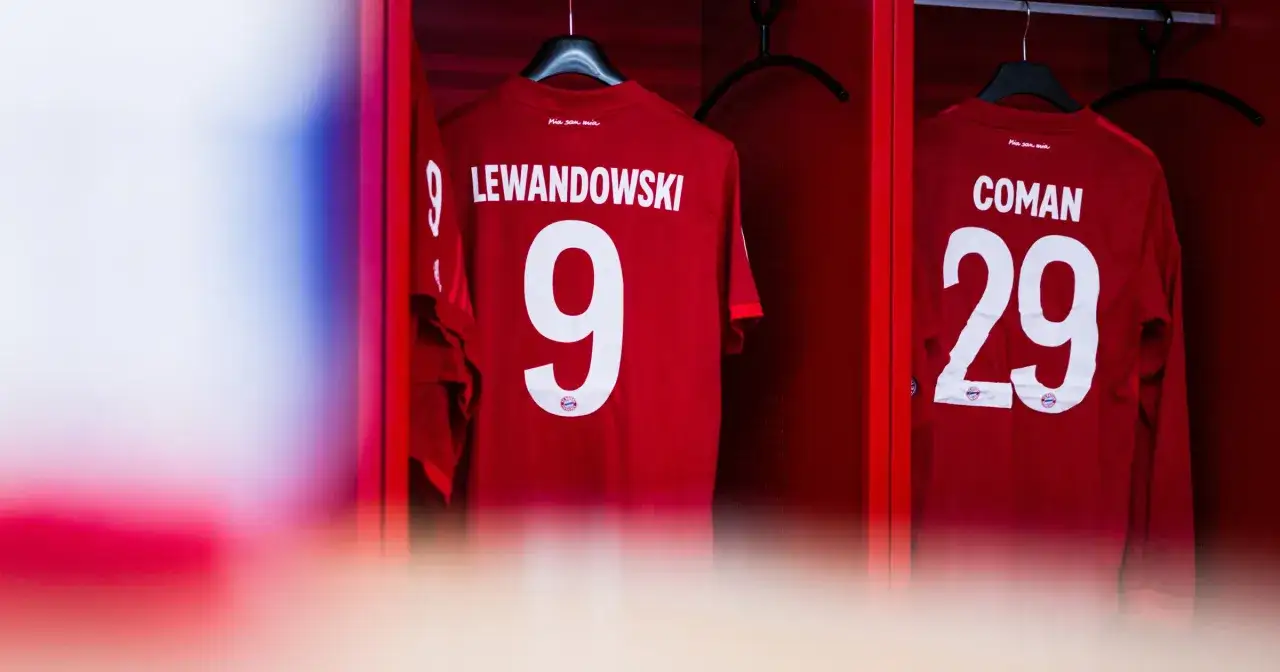 Koszulki piłkarzy Bayernu Monachium: Lewandowskiego z numerem 9 i Comana z numerem 29 wiszą w szatni.