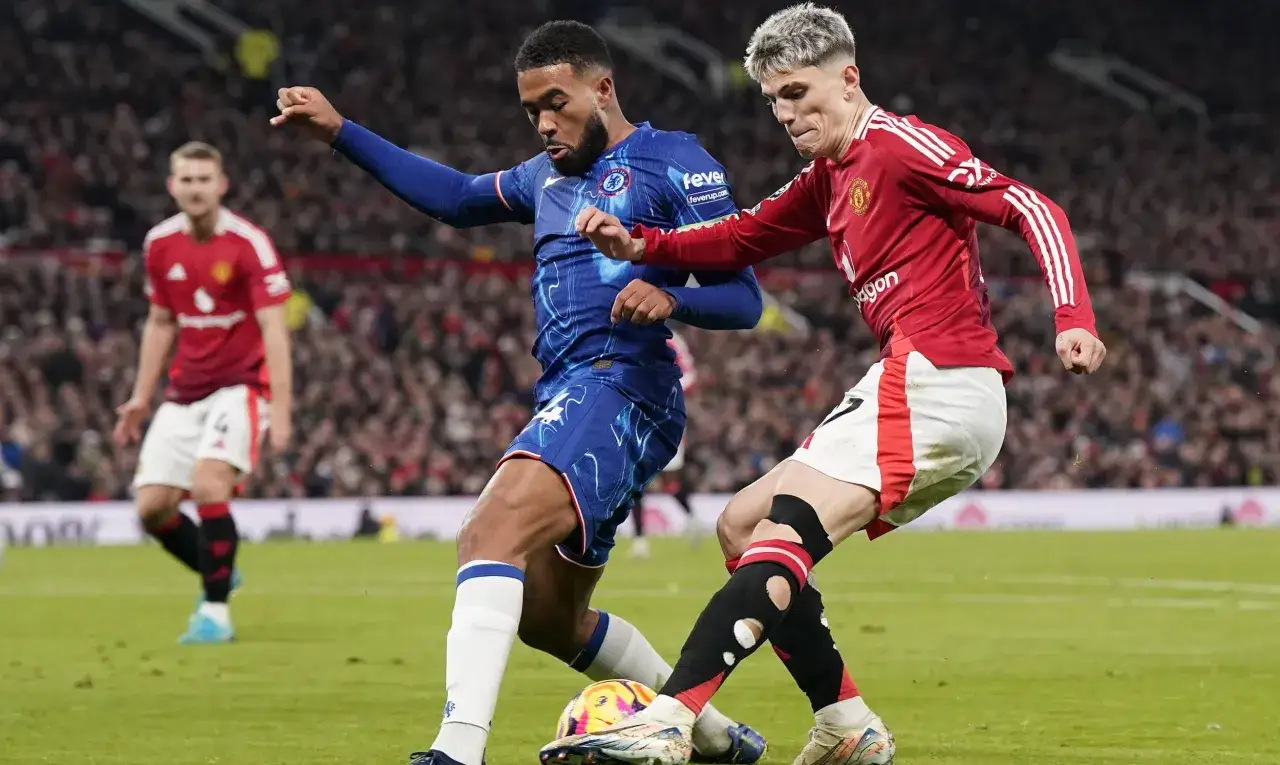Piłkarze Chelsea i Manchesteru United walczą o piłkę. To starcie gigantów, jednych z najbogatszych klubów piłkarskich świata.