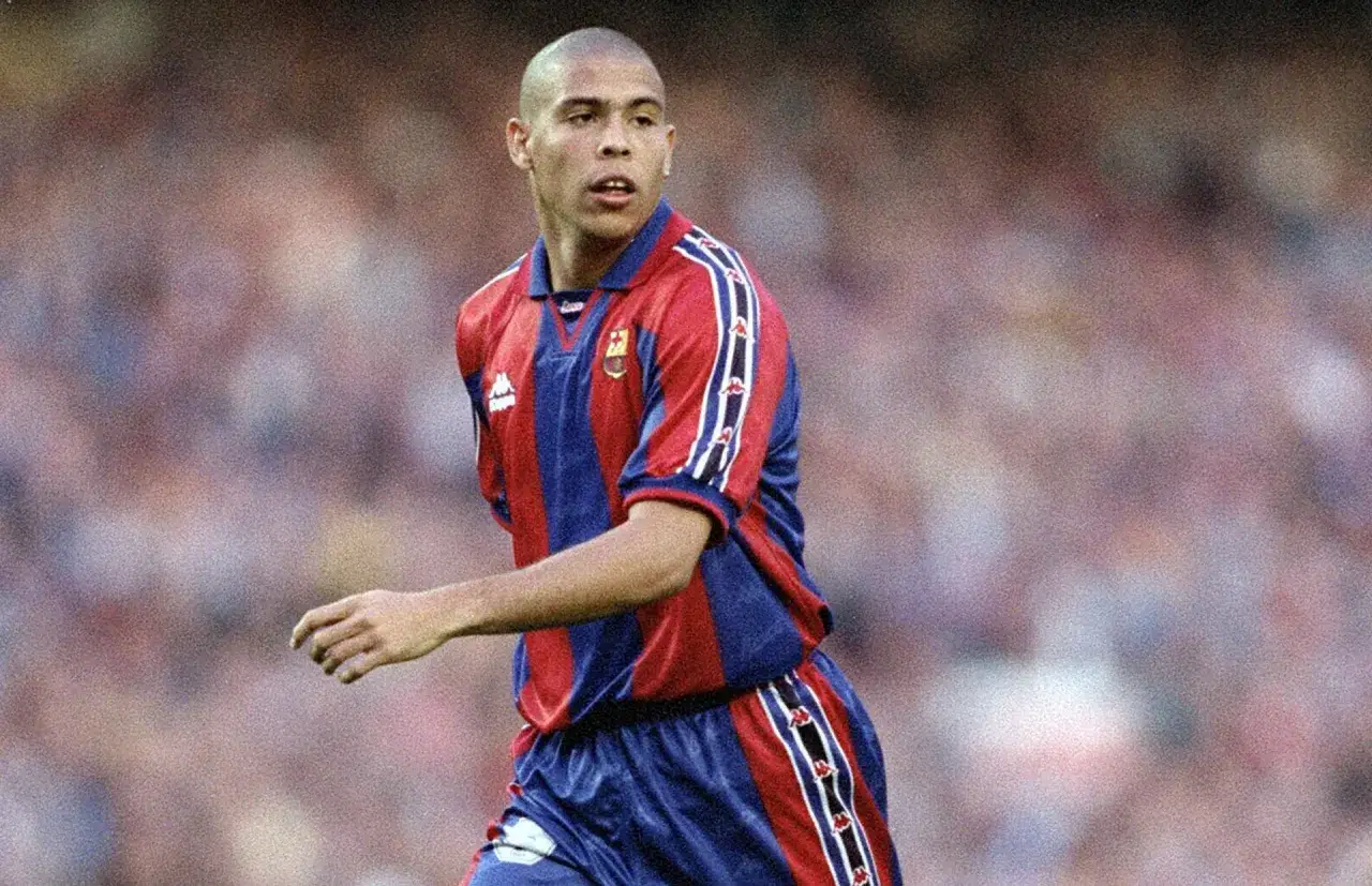 Ronaldo w barcelonie, młody piłkarz w czerwono-niebieskim stroju FC Barcelony, gotowy do gry.