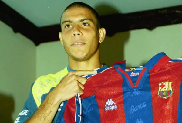 Ronaldo w Barcelonie prezentuje nową koszulkę.