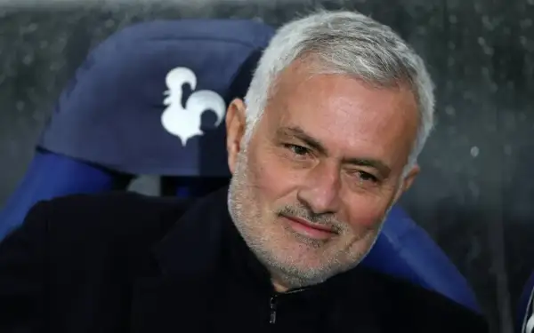 Jose Mourinho, były trener Realu Madryt, z siwymi włosami i zarostem, siedzi na ławce z symbolem koguta.