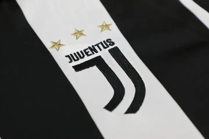 Barwy Juventusu - Skąd czarno-białe pasy i róż?